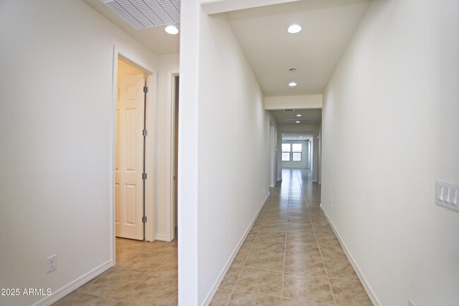879 W Finch Dr