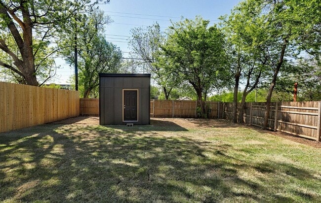 1922 W Park Pl