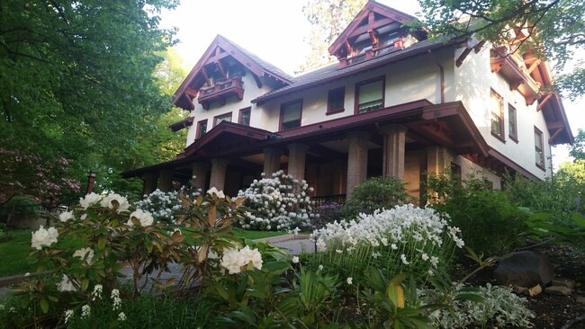 Building Photo - 1405 W 9th Ave Unit Furnished  C