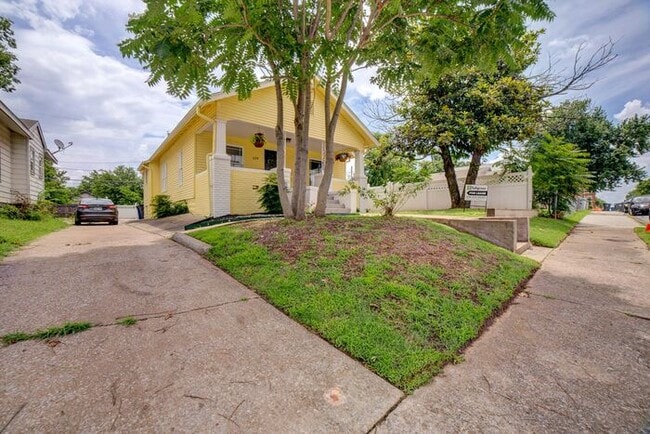 2/1 Bright and Cheery Home Right Off Downtown!