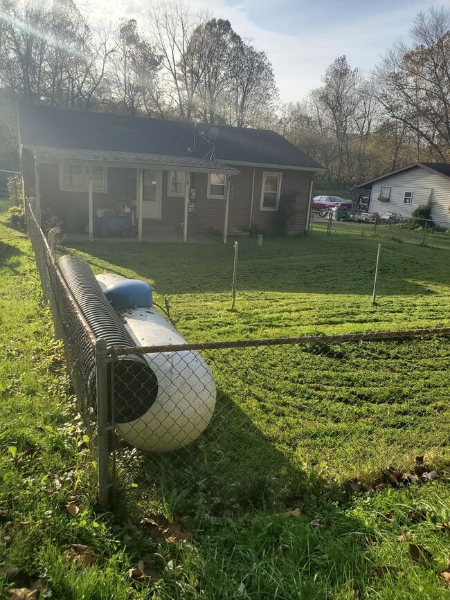 Photo - 3 Bed 1 Bath, Washer Dryer Hookup , Fenced in yard $1300 , $2800 to move in