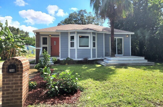 Building Photo - Completely Remodeled Navy Point 3 Bedroom, 2 Bath Cottage! Close to the Water!!