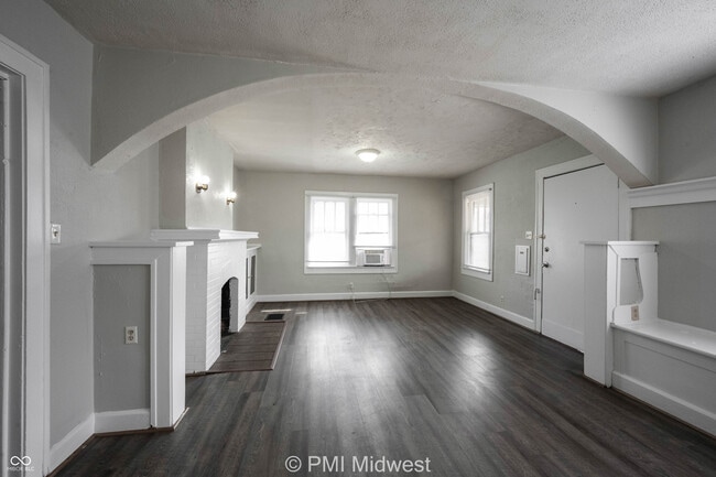 Photo - 824 E 44th St