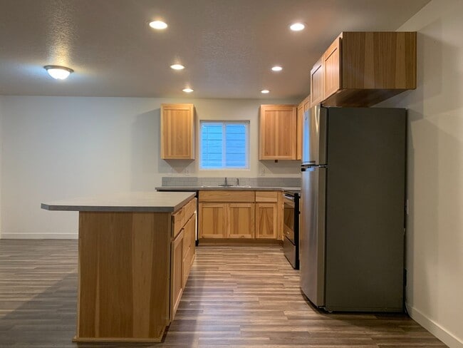 Photo - Newer 3 bed 2 bath Home in Kalama! Laminate all throughout main! Stainless Steel Appliances!