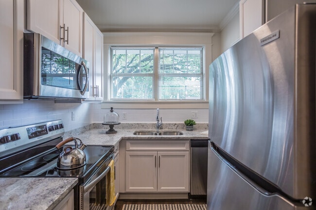 1 BR, 1 BA - 700SF