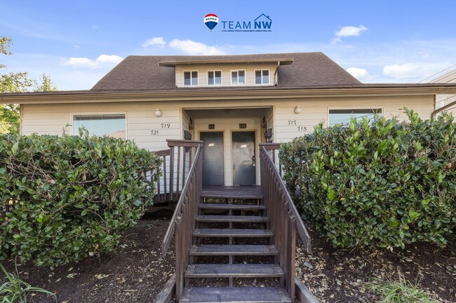 Building Photo - MOVE IN READY NOW! Desirable down town location. 1 bed, 1 bath. Includes water, sewer and garbage.