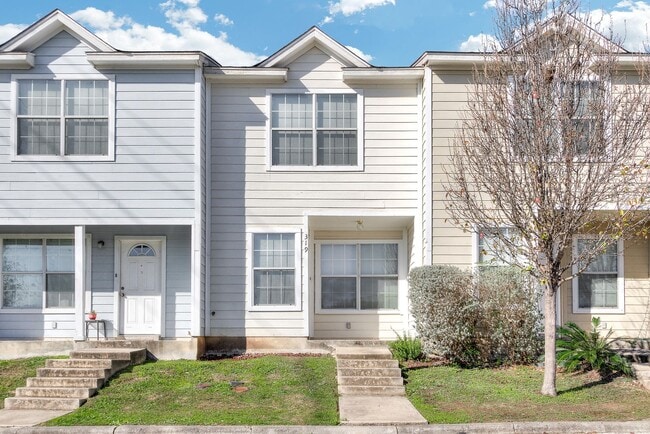 Two Bedroom, Two Bathroom Townhome near La... - Two Bedroom, Two Bathroom Townhome near La...