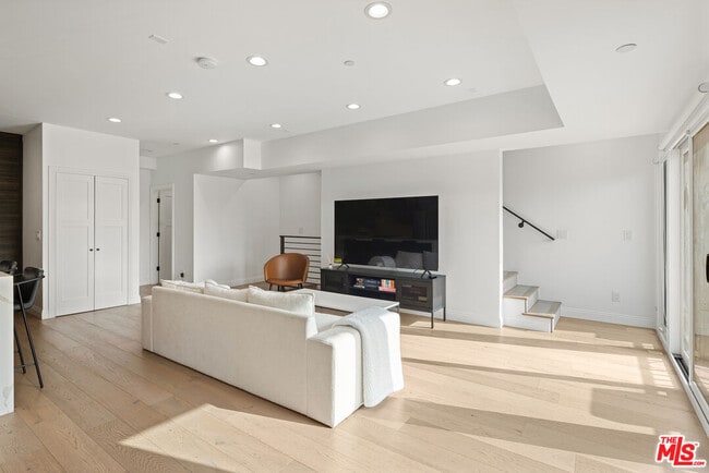 Photo - 7365 Waring Ave