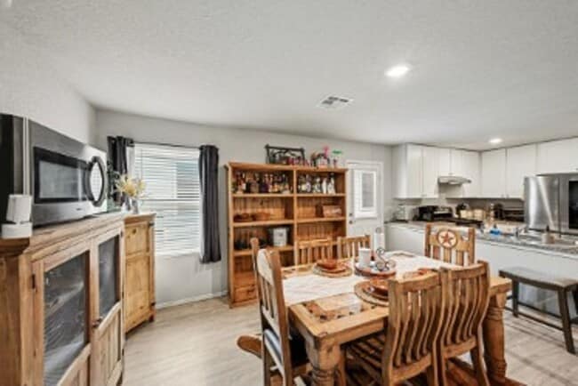 Building Photo - 3BED/2BATH HOUSE AVAILABLE FOR LEASE!