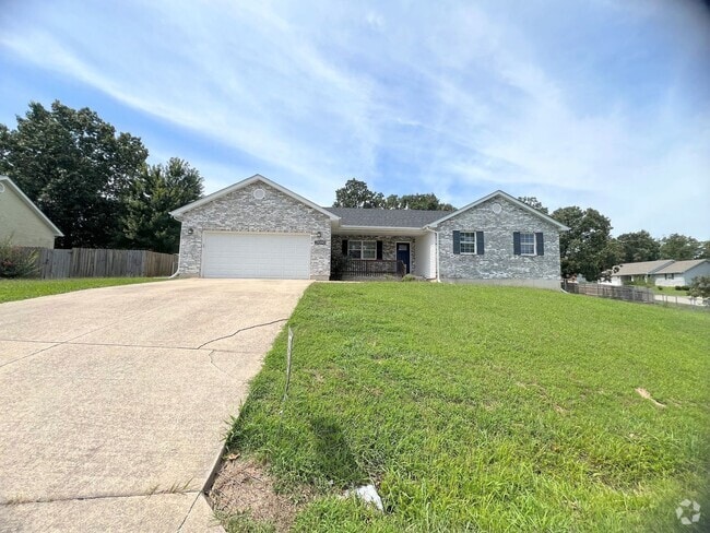 Building Photo - Fenced home close to FLW!