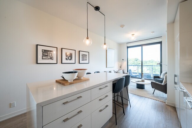 Photo - 2118 Bloor St W