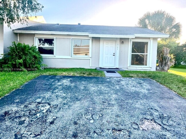 Building Photo - 10361 SW 209th Ln Rental
