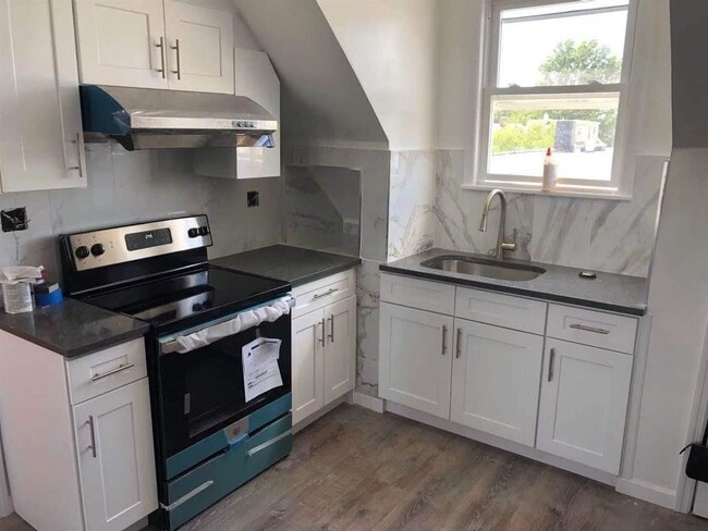 Building Photo - 74 W 7th St Unit 3