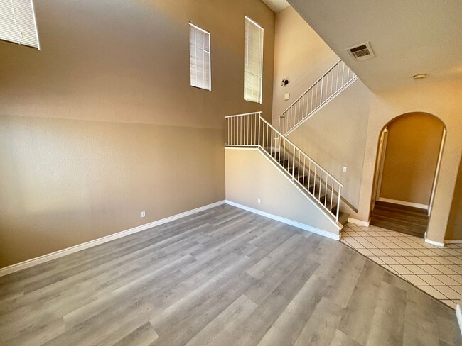Photo - Beautiful 3Bed/2Bath/2Car residence located in Sunrise Manor / Winterwood area