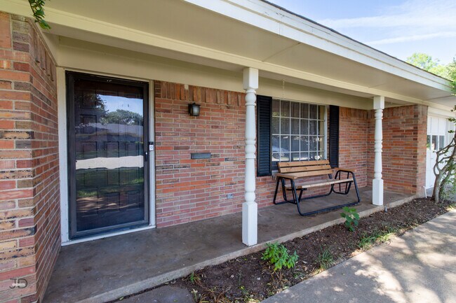 Photo - 1535 Primrose Dr