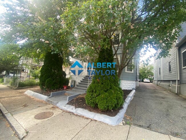 Building Photo - 10 Evergreen Ave Unit 3