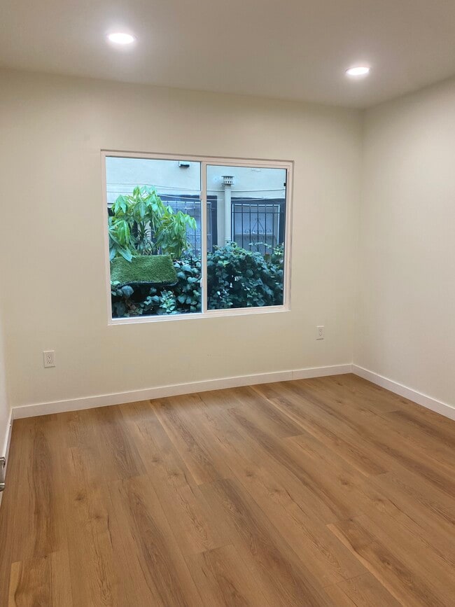 Photo - 1634 1/2 N Serrano Ave