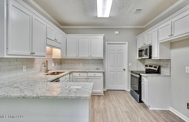 Photo - 301 White Oak Dr