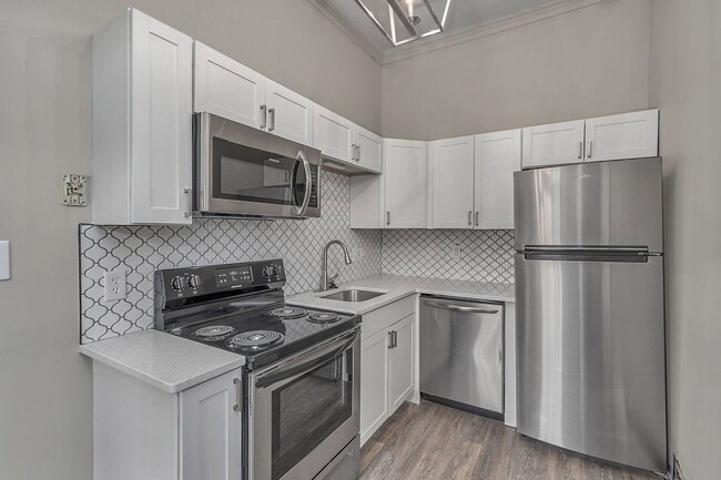 Building Photo - 2215 W Grace St Unit Apartment 2