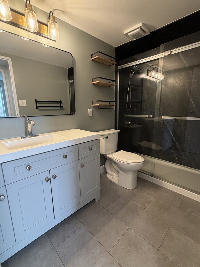 Photo - 909-155 Front St. N