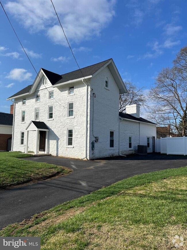 Building Photo - 540 W Springfield Rd Rental