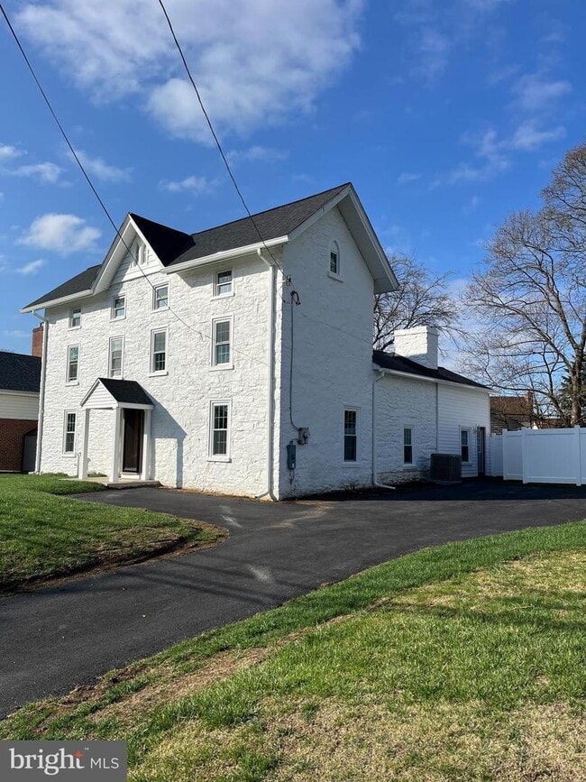 Building Photo - 540 W Springfield Rd Rental