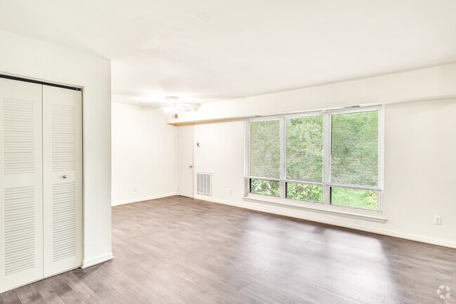 1BR, 1 BA - 920SF - Living Room - Manor View Apartments