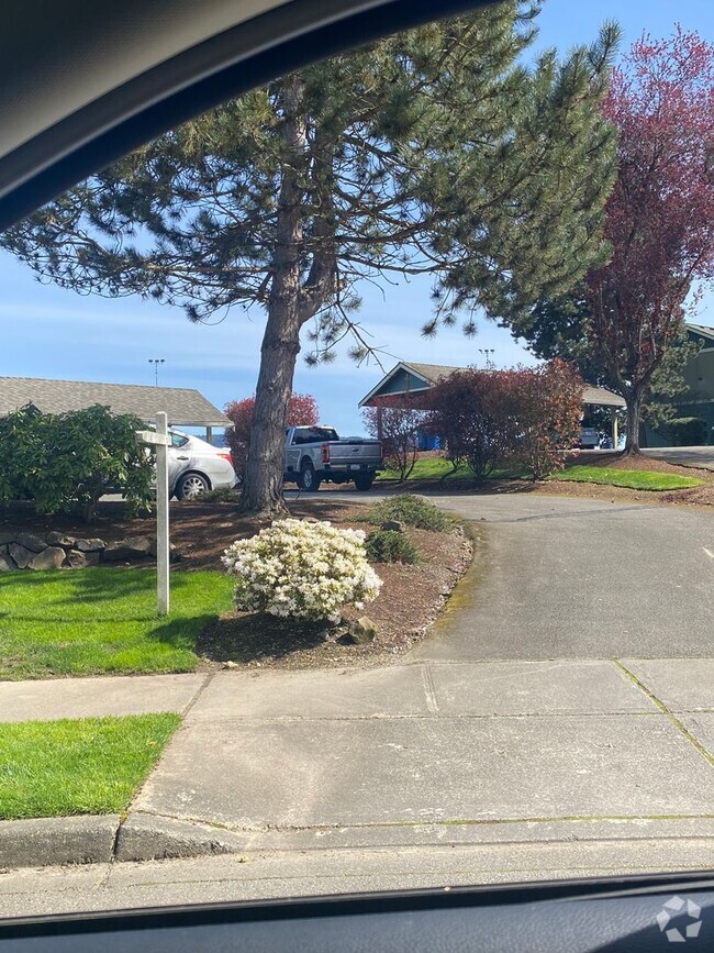 Building Photo - 2 Bed 1.5 Bath Corner Unit Townhome
