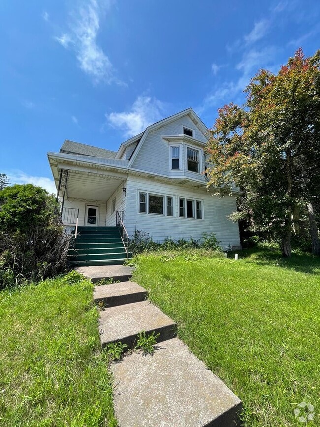 Building Photo - 601 Woodland Ave Unit Upper Rental