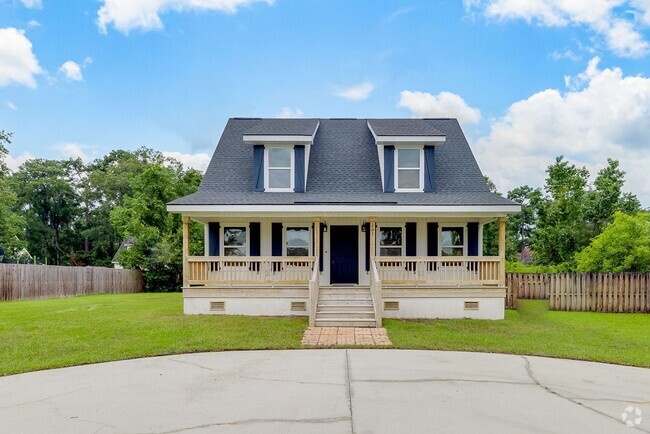 Building Photo - Custom Cottage-Style Home in the Heart of ...