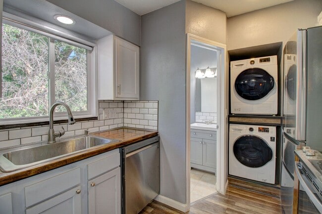 Photo - Remodeled 2 Bedroom in Lakewood! Great Loc...