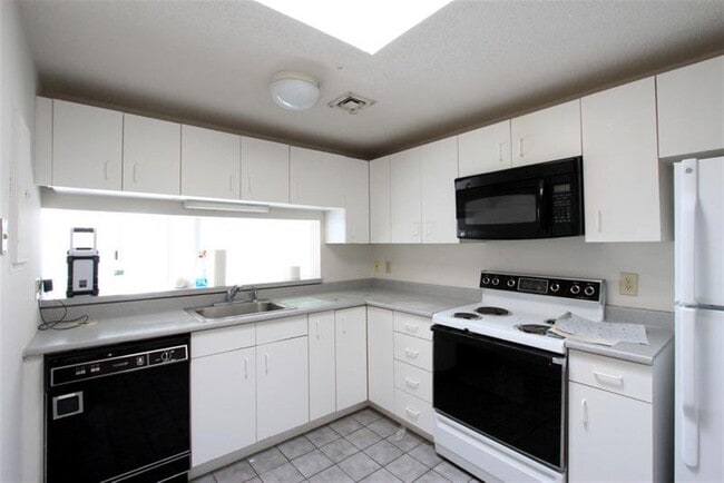 Building Photo - 199 Beacon St Unit 5