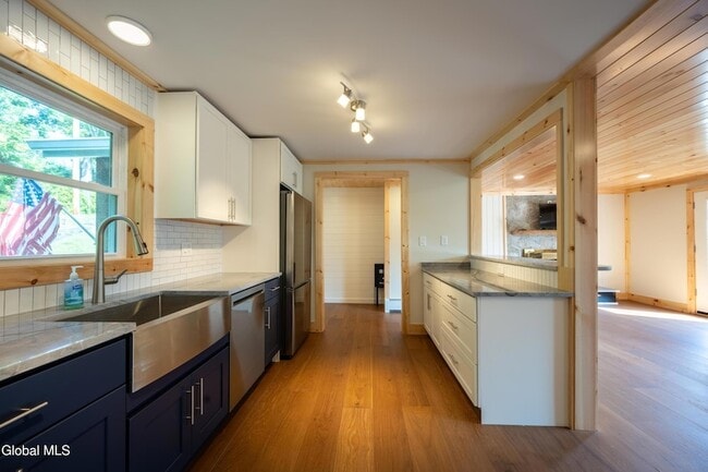 871 Trout Lake Rd