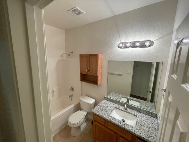 Guest Bath - 5149 Raymond Dr