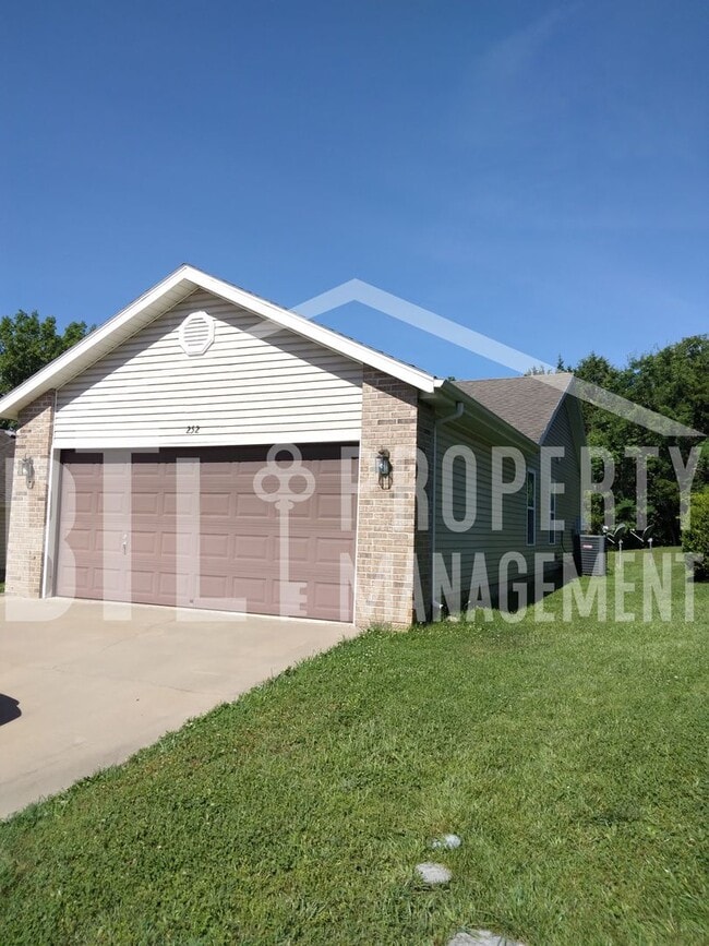 Building Photo - 3 Bedroom 2 Car Garage Duplex in Branson Rental