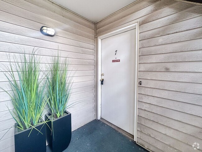 Building Photo - $0 DEPOSIT OPTION!!! CHARMING GARDEN-LEVEL... Unit 7 Rental