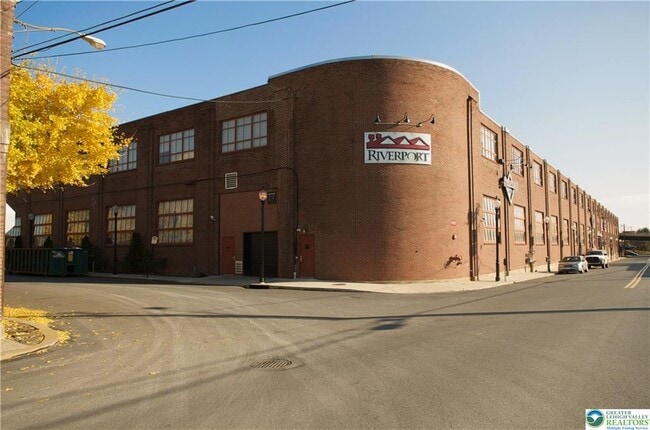 Building Photo - 11 W 2nd St Unit 110