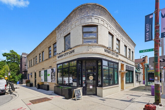 Building Photo - 1058 W Chicago Ave Unit #2 Rental