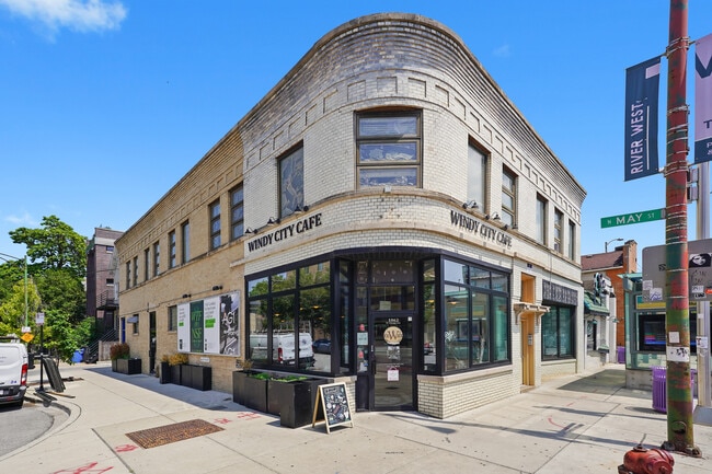 Building Photo - 1058 W Chicago Ave Unit #2 Rental