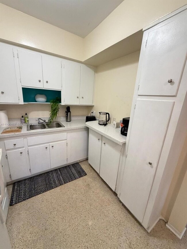 Photo - 1111 N Victoria Park Rd Unit 3