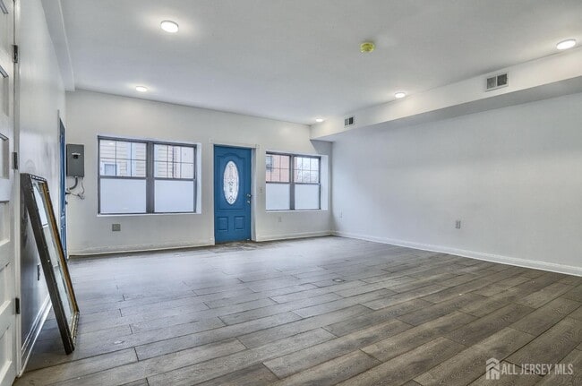 Photo - 9017 Riverside Pl