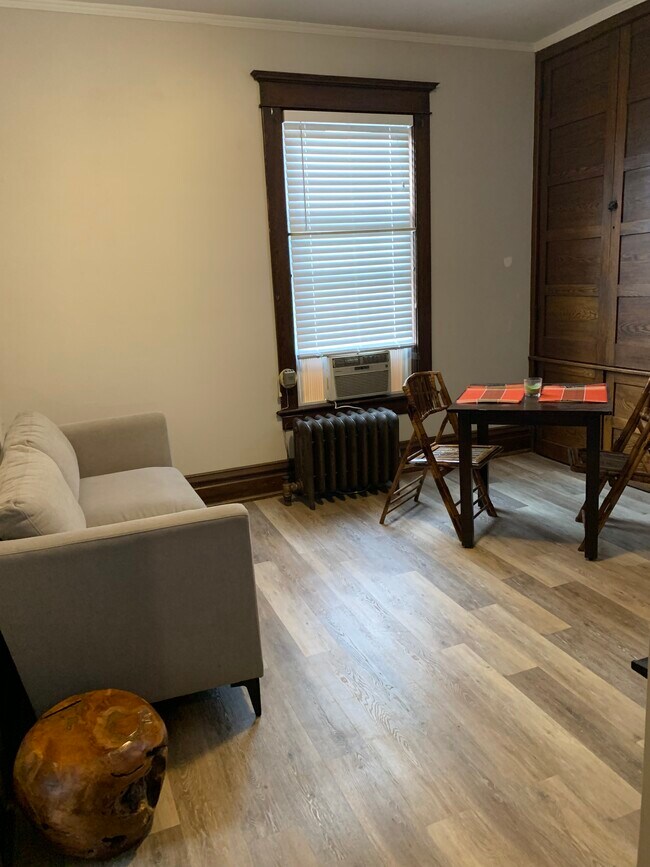 Living/dining area (current configuration) - 350 Cobun Avenue Unidad Apt 2