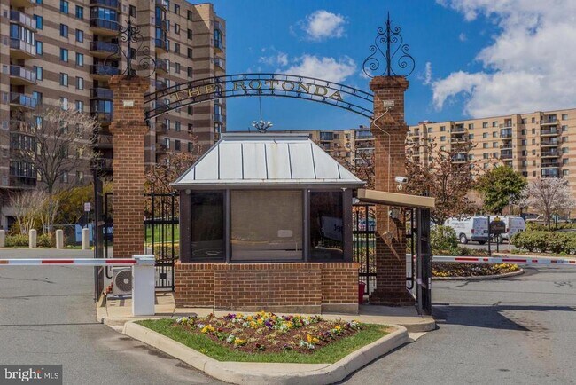 Building Photo - 8360 Greensboro Dr Unit 811 Rental