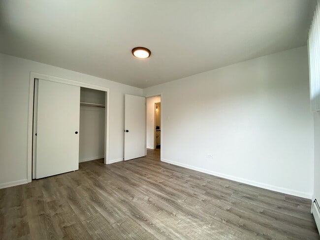 Photo - OAK NORTH APTS