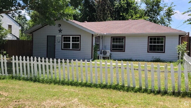 Building Photo - Lakeside home in quiet cul-de-sac