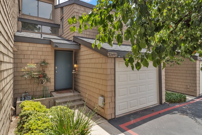 Building Photo - 33492 Valley View Ct