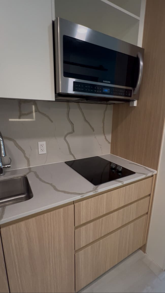 Building Photo - 1820 Hollywood Blvd Unit Suite 13 Rental