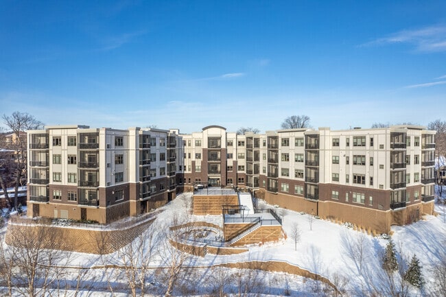 Parte trasera del edificio - Zvago Glen Lake