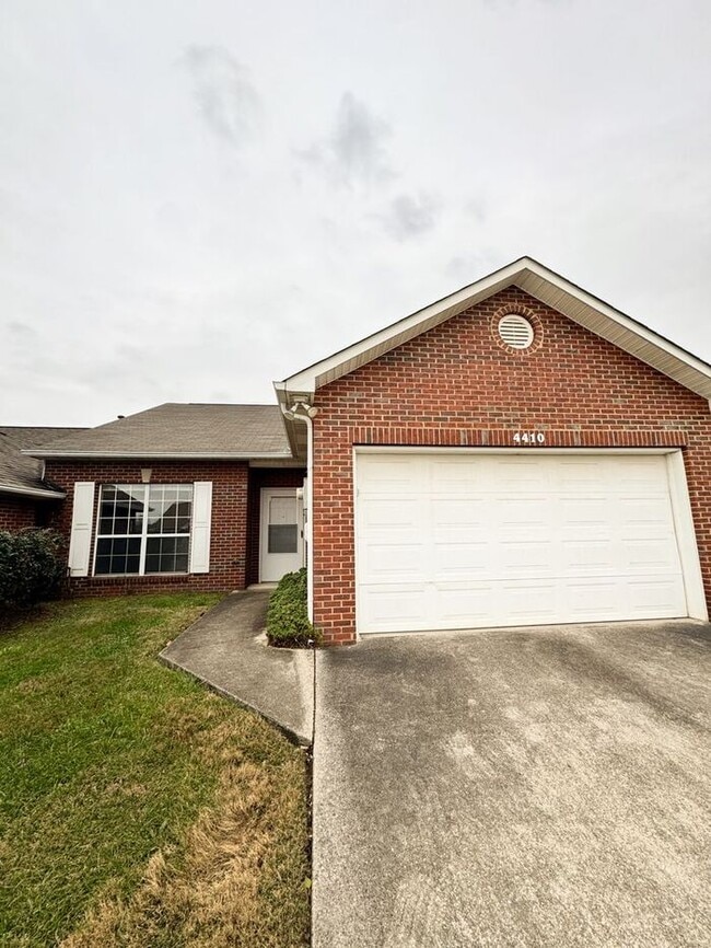 Building Photo - Charming NW Knoxville End-Unit Townhouse — 2 Beds, 2 Baths & 2-Car Garage