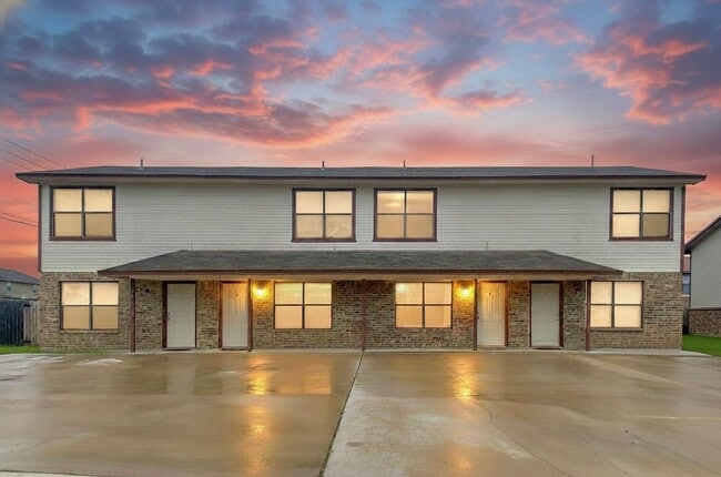 Building Photo - 1201 Monroe Loop Unit D